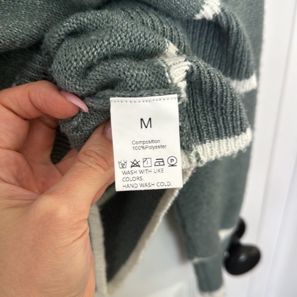 Chic Green Sweater with White Accents - Picture 5 of 6